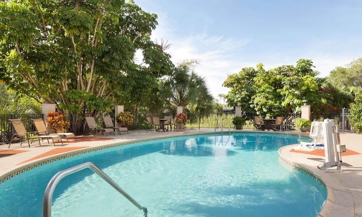 Ludlam Hotel | The Palms Inn & Suites
