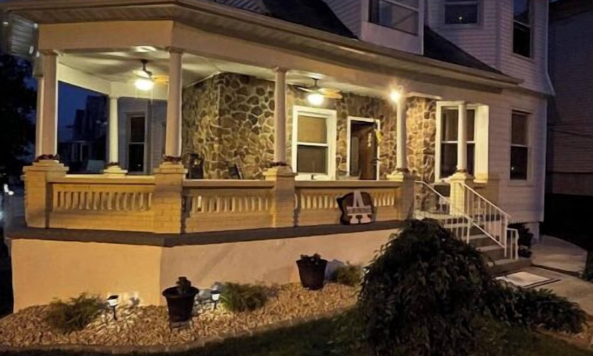 Jersey City Apartment | The Pearl: Spacious Victorian Apt w/2 bedrooms, Parking & Large Outdoor Space!