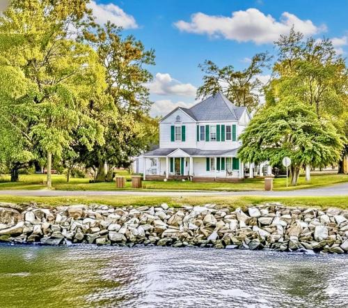 Colonial Beach House | The Pearl - Waterfront Victorian on The Point