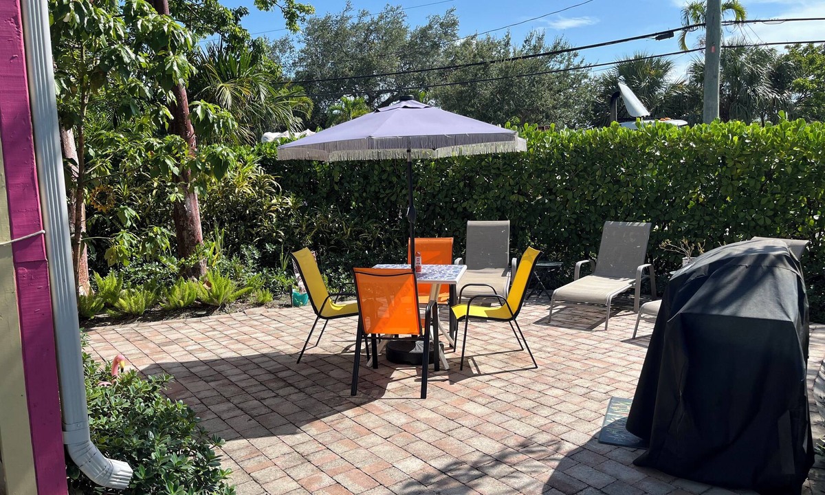 Harbordale House | The perfect tropical island getaway with warm breezes under the palm trees.