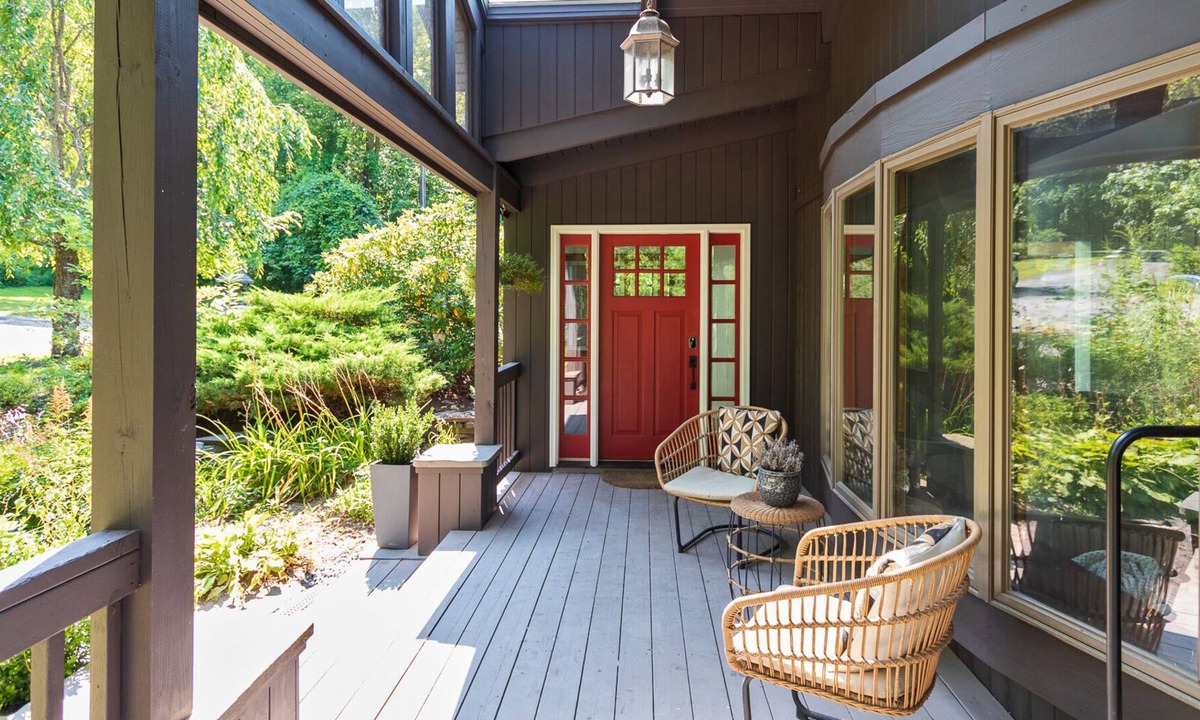 Boiceville House | The Piney Point - 4 BR Getaway between Woodstock + Phoenicia, Plus Hot Tub!