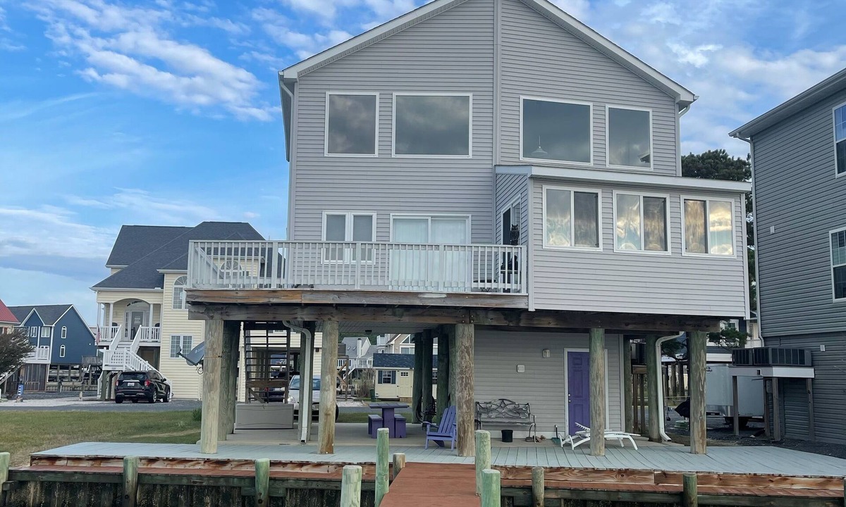Captain's Cove House | The purple door at the bay.