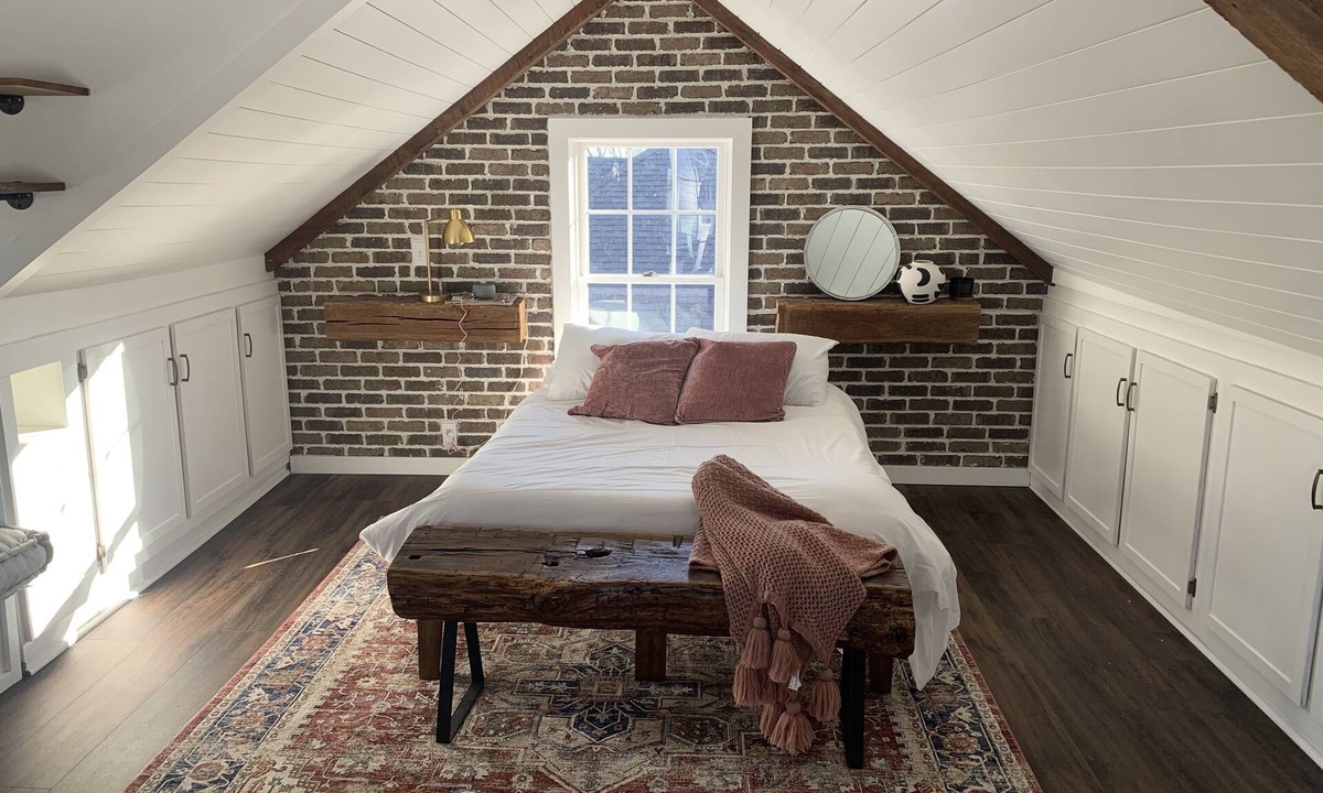 Hartville House | The Red House Home near historic downtown Hartville