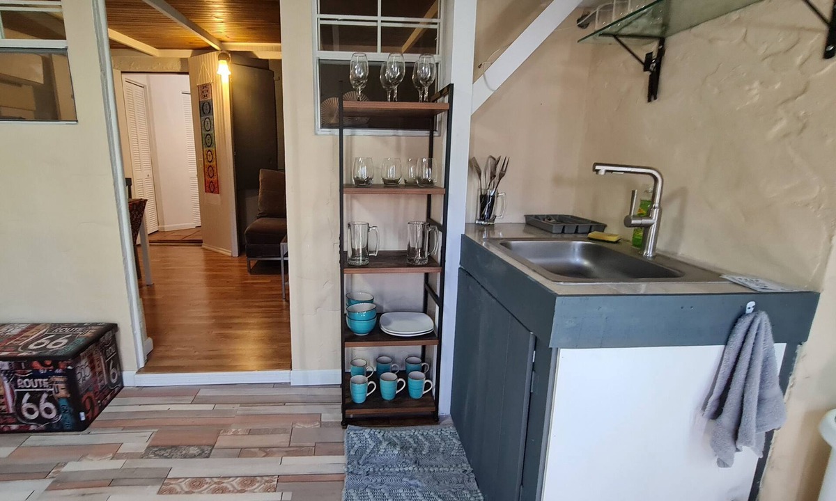 Royal Poinciana Apartment | The right spot. 5 min drive to Hollywood beach)