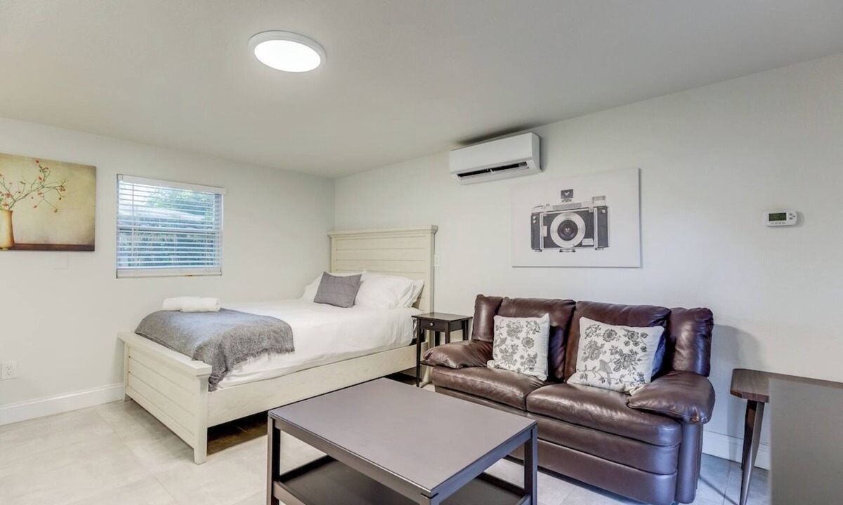 River Oaks House | The Studio in The Oaks near the cruise & airport - By Avi