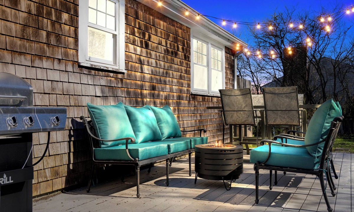 West Hyannisport House | The Sunshine Cape Family/DogFriendly GameRoom Outdoor Shower