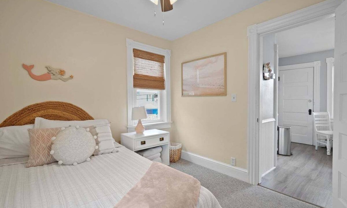 Bristol Apartment | The Surf Shack- adorable 2 BR walk to waterfront