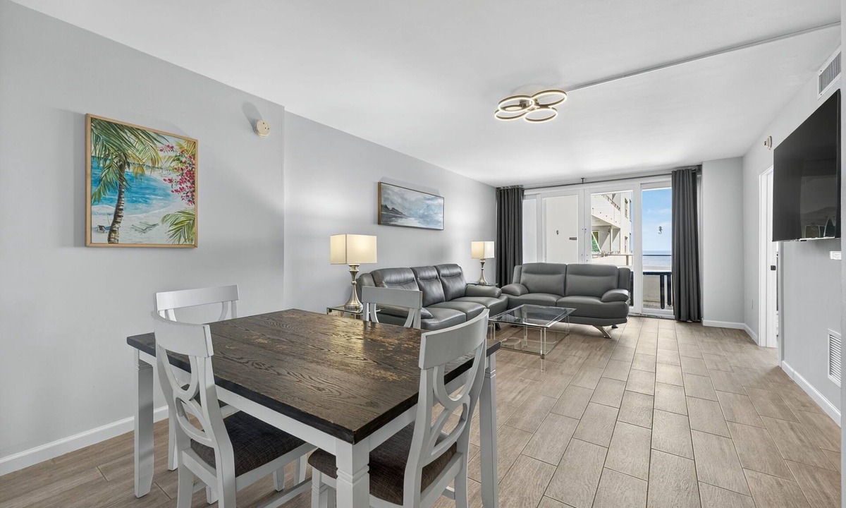 Galt Mile Apartment | The Tides Suite