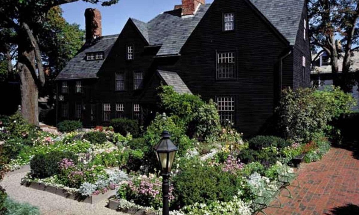 Salem Condo | The Warlock House