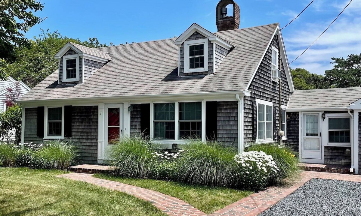 West Dennis House | The Whale's Tail Cottage- A Retreat With Charm and Comfort to Spare! RPAM016