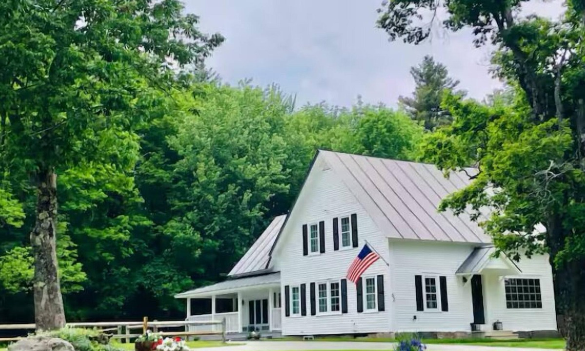 Killington House | The White House - Sleeps 16 - Killington Farmhouse - Hot Tub - Fire Pit