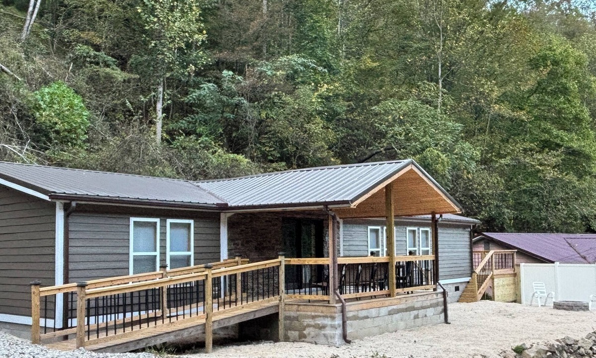 Red Jacket House | The Wild & Wonderful – Steps from Hatfield-McCoy Trails
