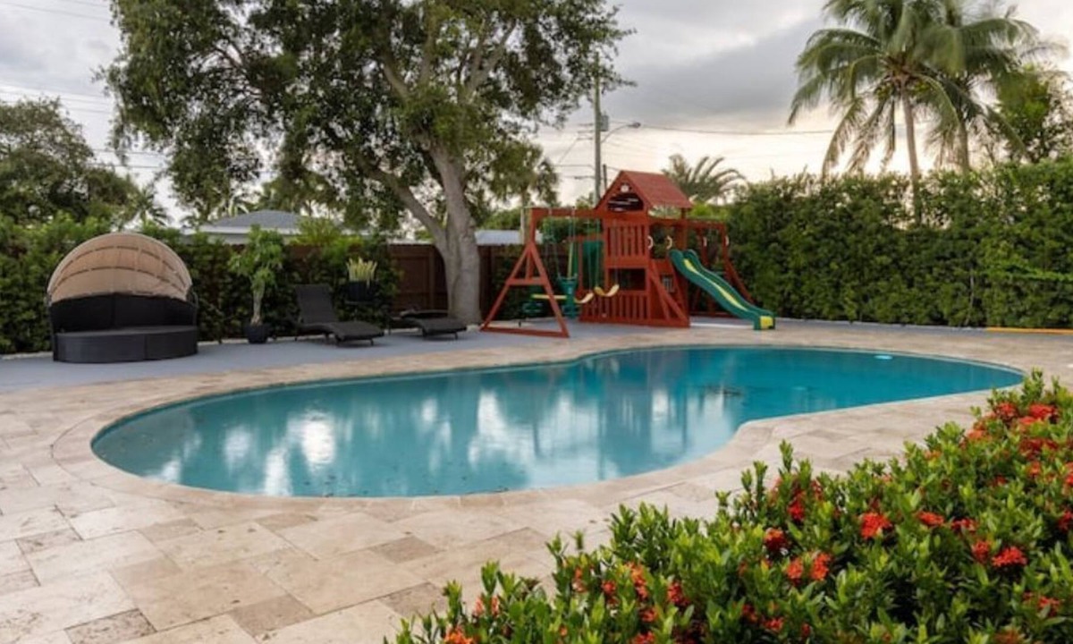 Garden Isles House | The Zen Den / Pool / King Bed / Outdoor Kitchen