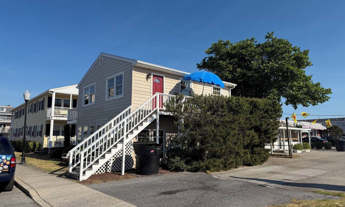 Midtown Ocean City Cottage | This Beach cottage is close to everything and just steps from the Beach !