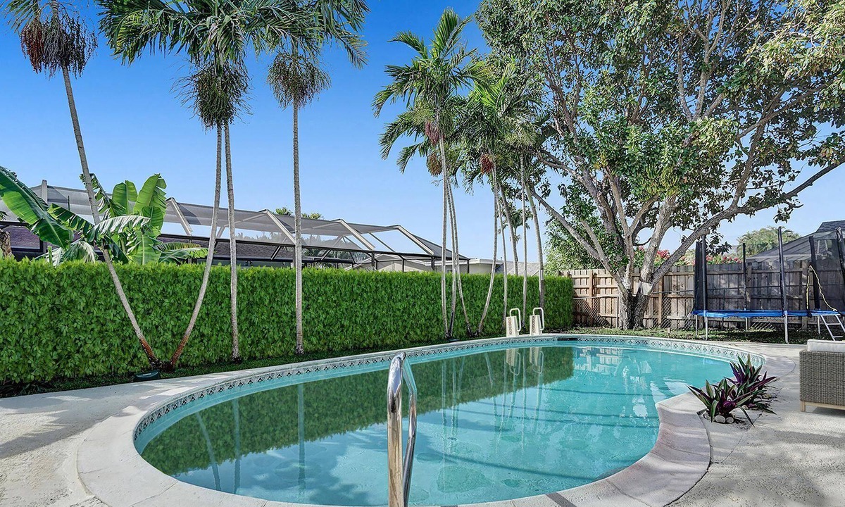 Pembroke Pines Villa | This villa is a 5 bedroom(s), 3 bathrooms, located in Pembroke Pines, FL.
