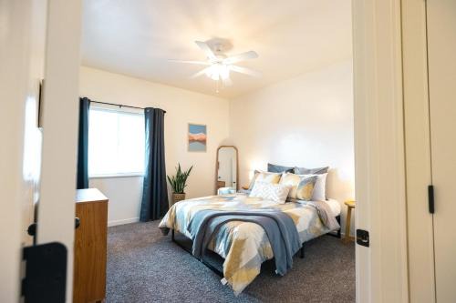 Evergreen House | Thoughtful Townhome Fast WiFi Enclosed Garage