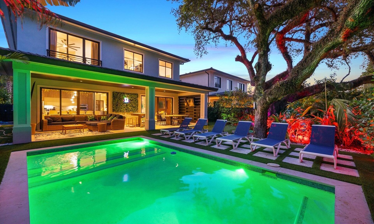 Riverside Park House | Tiki on the River Luxury 5BR Resort Home- Heated Pool, Hot Tub, Movie RM & MORE!