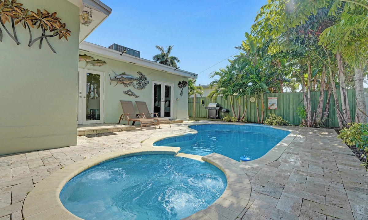Dania Beach House | TIKI PARADISE OASIS W/HEATED POOL AND JACUZZI. Modern home close to the Beach