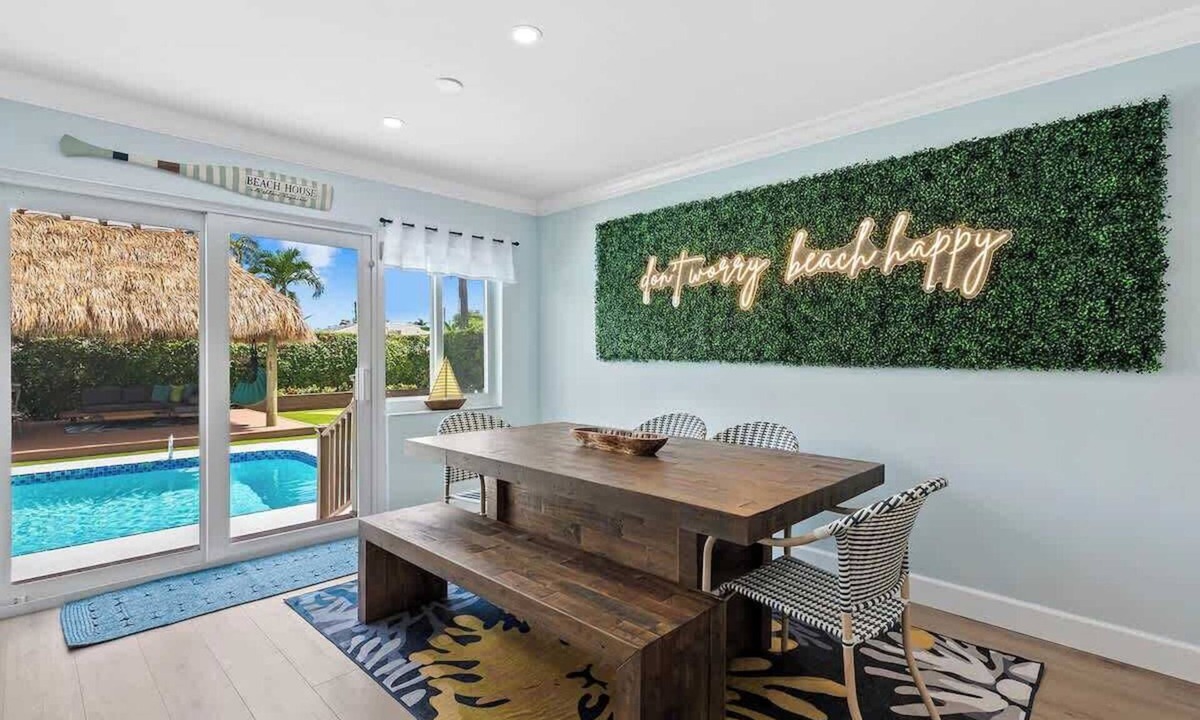 Dania Beach House | Tiki Paradise! Pool, mini golf, kids’ playhouse, arcade!