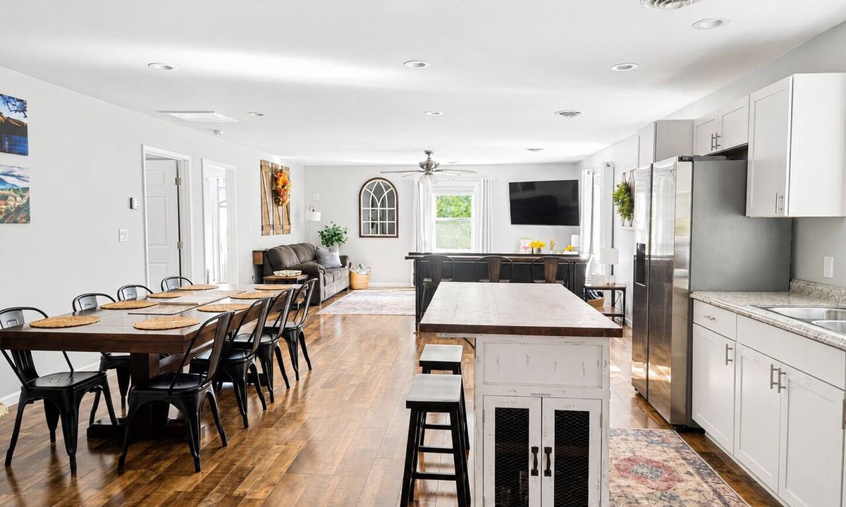 Forest House | Timber View Haven|Spacious Family Retreat| Firepit Playset Grill| 10 Min LU