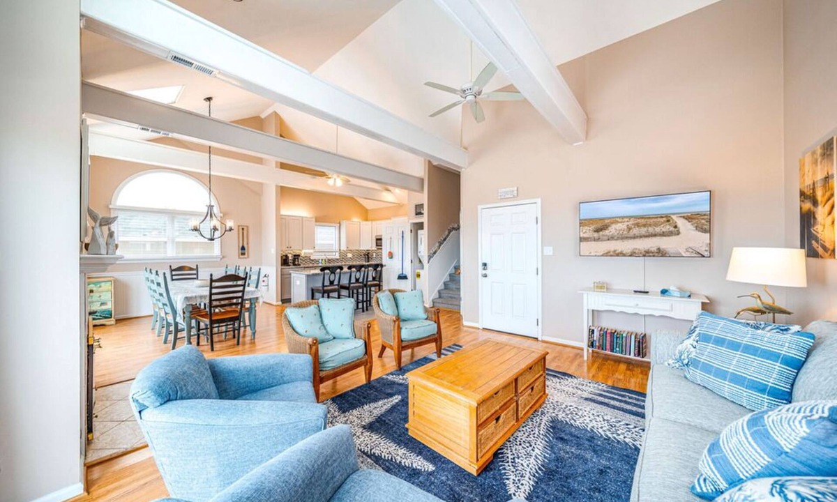 South End Condo | Top Floor Beachfront 4BR, Dog-Friendly, Sleeps 12 – Deck, Grill, Cart