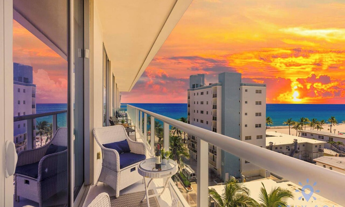 Hollywood Lakes Apartment | Top Floor Stylish Apt - Ocean View
