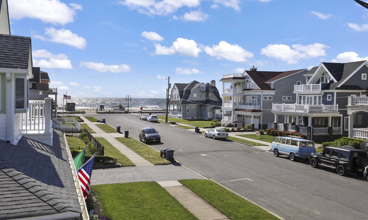 Wall House | TOP RATED! Only 4 HOUSES to BEACH! Oceanview deck and 6 beach passes included!