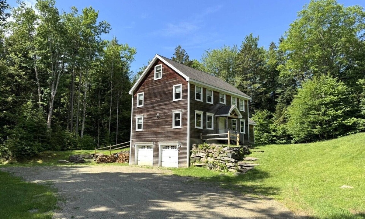 Wilmington House | Total Privacy on 5 acres with Hot Tub, A/C, stream
