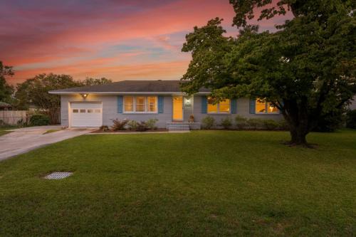 Kings Grant House | Tranquil Coastal Escape Hot tub & Garage Gym