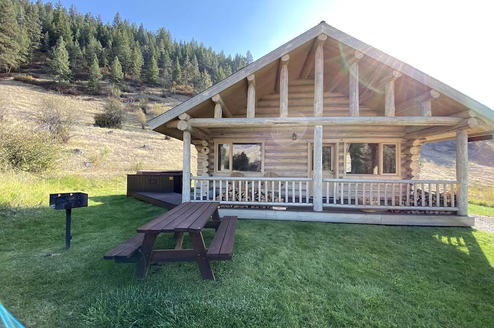 Darby Cabin | Tranquil Mountain Glamping Retreat: Stunning Log Cabin with in Darby, MT