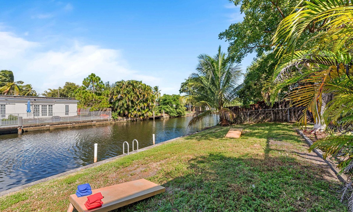 Fort Lauderdale House | Tranquil Waterfront Enclosed pool Kayaks