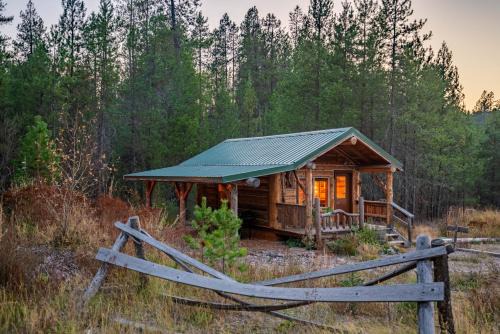 Coram House | Trapper's Cabin, 7 Min to Glacier, Dogs Welcome