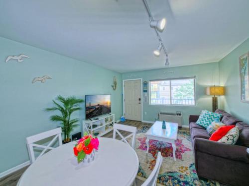 North End House | Trendy 1BD Balcony Pool Small fam or couples stay