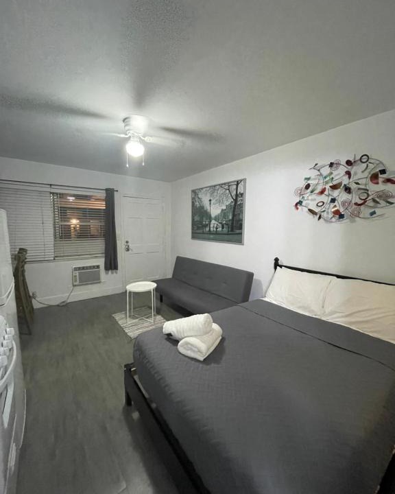 Parkside Apartment | Trendy Pads in Hollywood