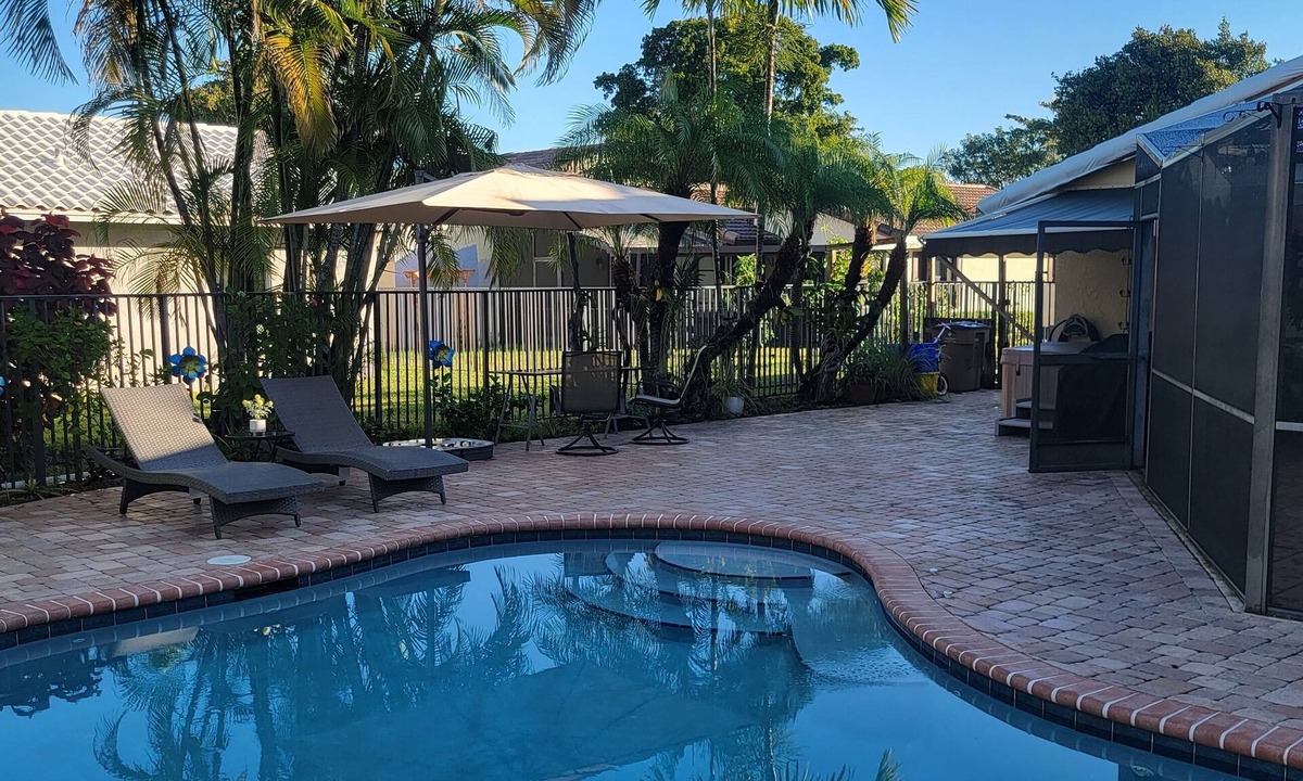 Deerfield Beach House | Tropical 3-bedroom house with Oasis Pool and Hot Tub in Deerfield Beach