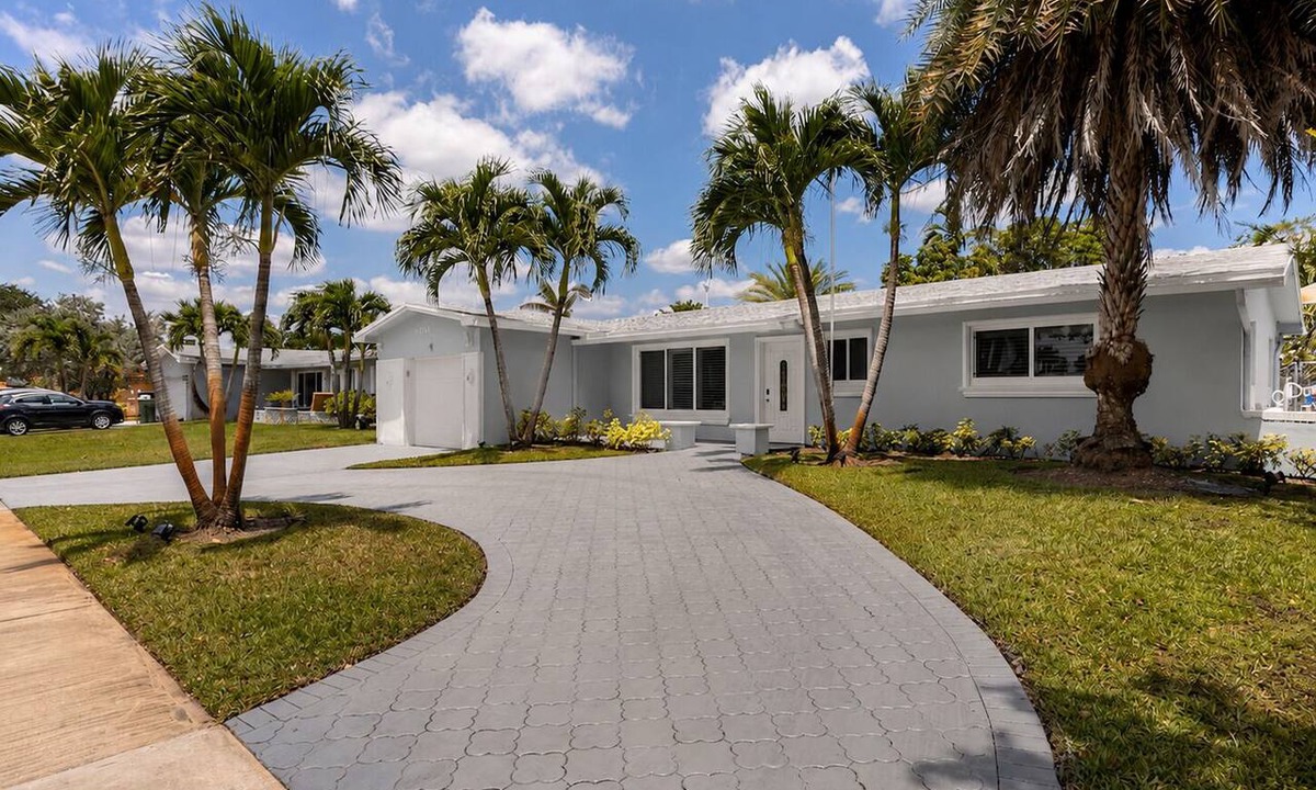 Pembroke Pines House | Tropical Bliss Retreat: Poolside Paradise Awaits