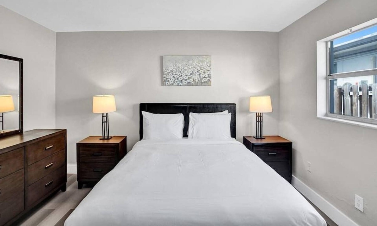 Harbordale Apartment | Tropical & Trendy 1BR-Full Kitchen- Off 17th ave!