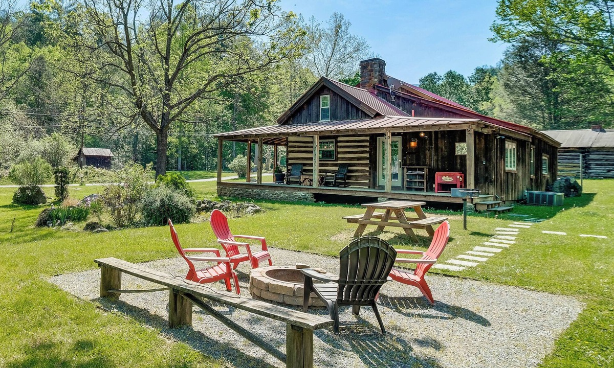 Peaks Cabin | Trout Stream Access! Rural Buchanan Cabin