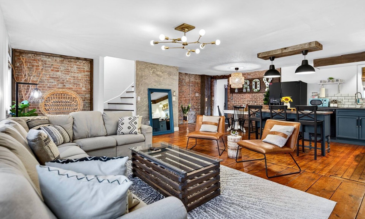 Troy House | Troy Retreat: Theater, Games & Parking