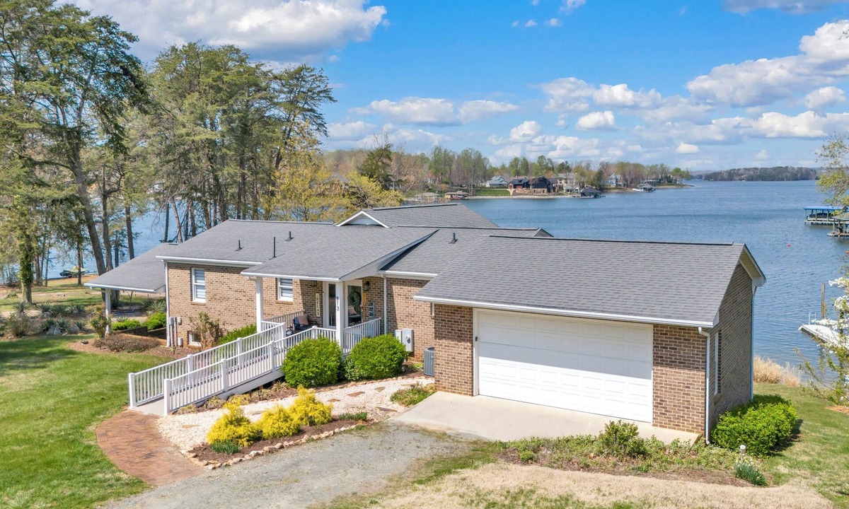 Penhook House | True Lakefront, Easy Water Access, Dock, Hot Tub, Sleeps 12