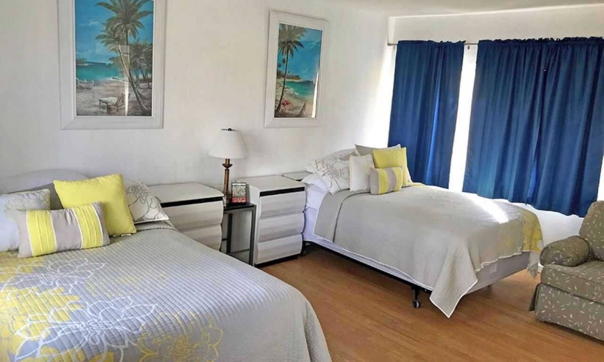 Pompano Beach Hotel | Two double bed studio with kitchen, partial ocean view