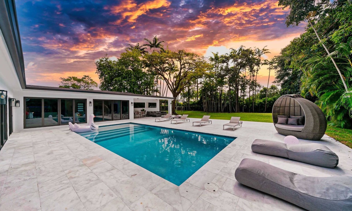 Golden Glades House | Two Neighboring Villas in The Heart of Miami