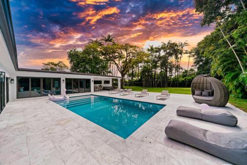Golden Glades House | Two Neighboring Villas in The Heart of Miami