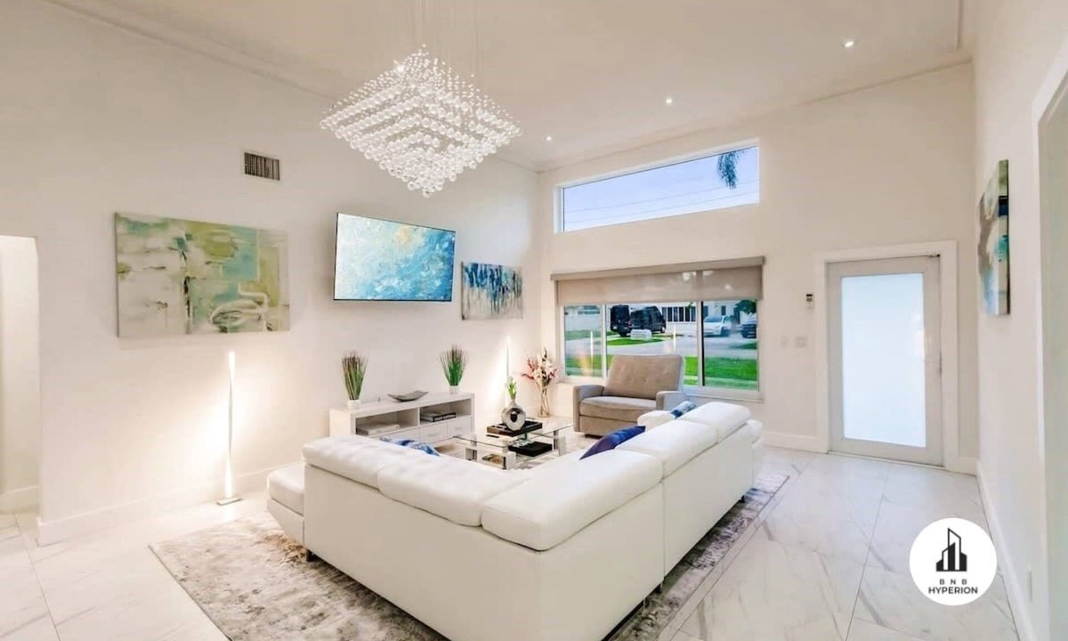 Aventura House | Uhost AI | 5BR Miami | Heated Pool & Water View