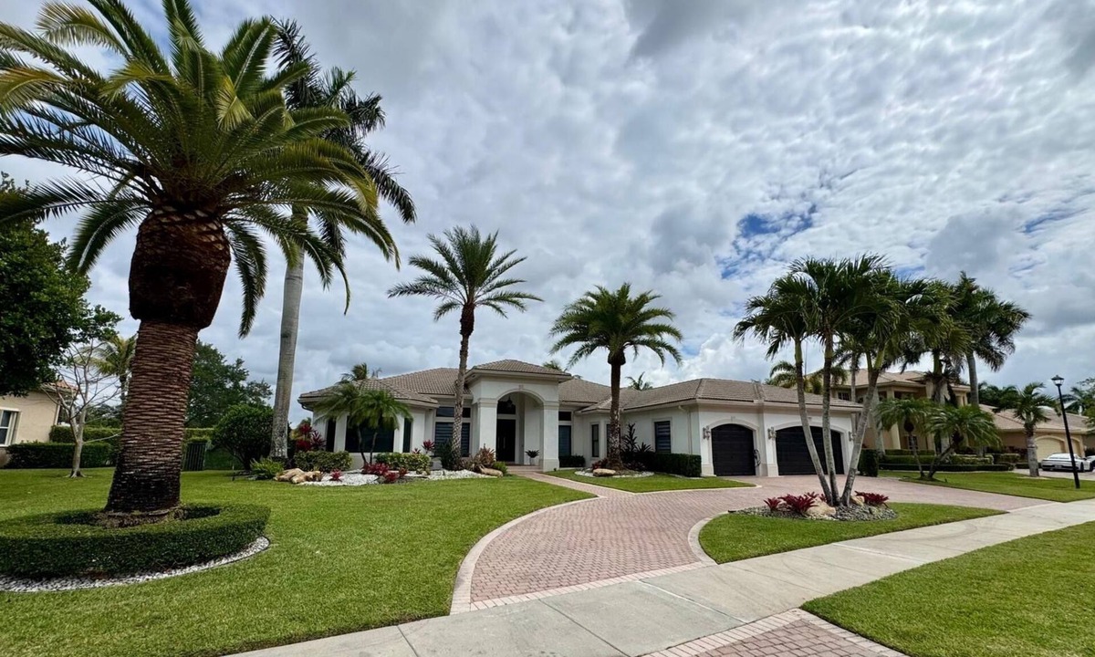 Davie House | Ultimate FIFA Team Stay: 5 Bedrooms + Pool