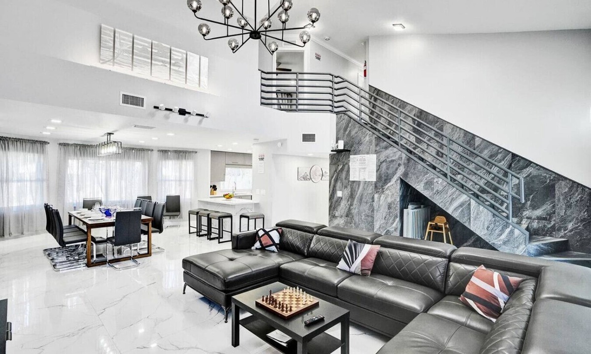 Dania Beach Villa | Ultra-Luxury 5BR Villa Heated Pool Game Room near Beach