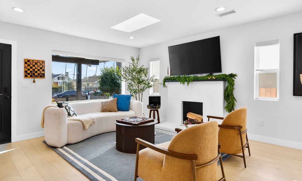 View Park-Windsor Hills House | Unique Downtown LA Gem: World Cup, SoFi, Gym & Games - 2 suites