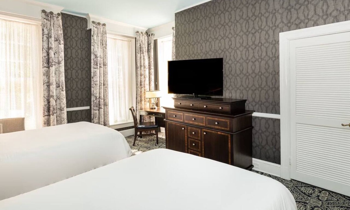 Historic District Hotel | Unique Victorian Stay | Steps from Waterfront | 0.1mi to State House