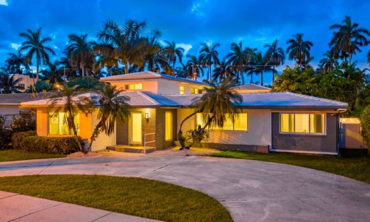 Hollywood Lakes House | Upscale Retreat|Pool|Game| Beach 15min walk