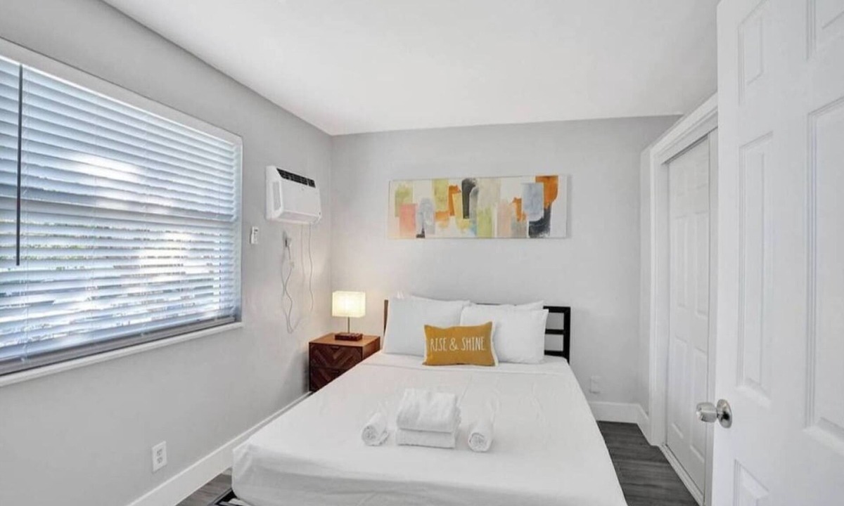 Poinciana Park Apartment | Urban Escape 1BR Near Las Olas
